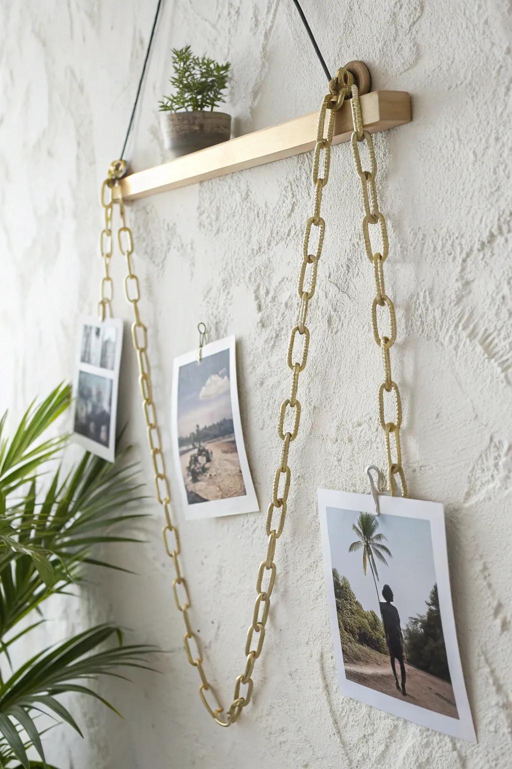 Capture memories in style with this elegant chain photo holder that blends minimalist charm with boho warmth.