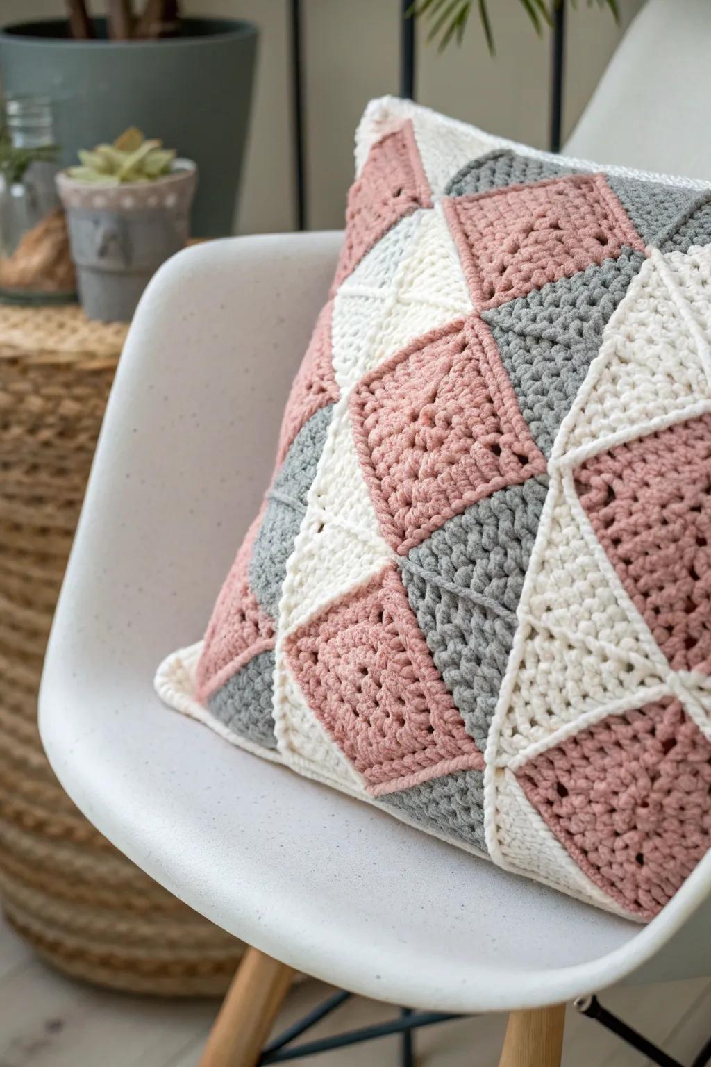 Discover the magic of mosaic stitches for a touch of geometric elegance in your decor.