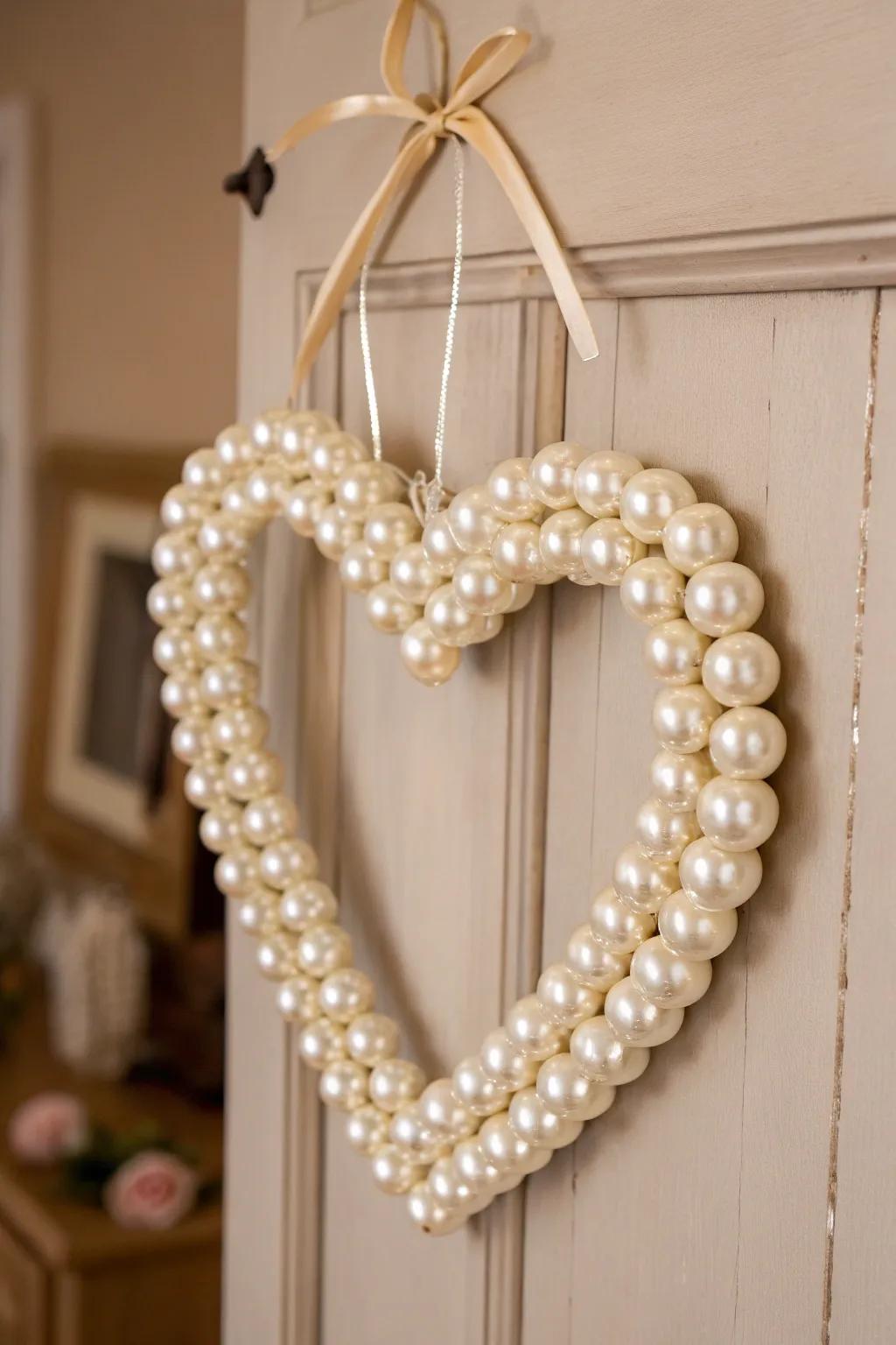 Embrace the elegance of simplicity with this pearl heart wreath, a timeless addition to your Valentine's decor.