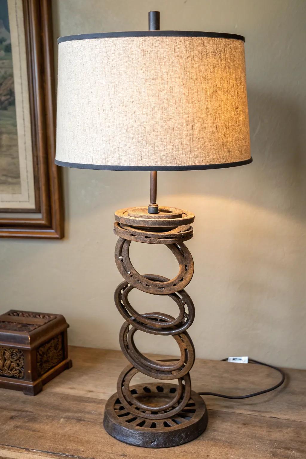 Illuminate your space with this unique DIY horseshoe lamp, where industrial charm meets modern elegance.