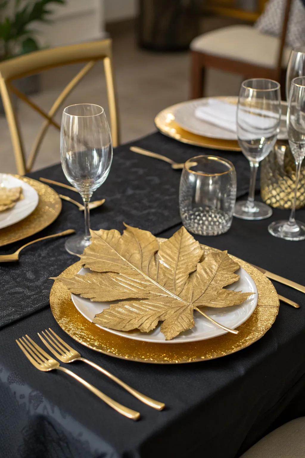A gold leaf centerpiece adds natural elegance.