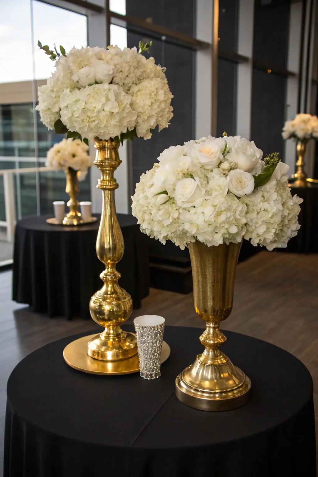 Gold vases with white flowers create a fresh and sophisticated atmosphere.