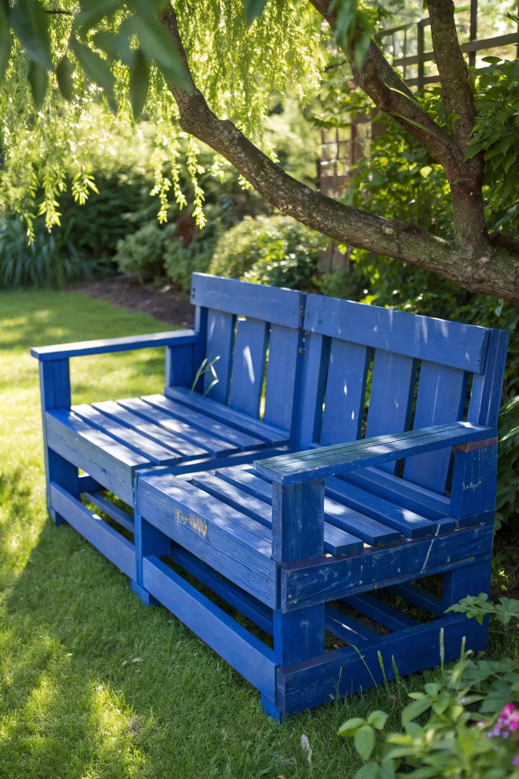 Relax in style with this bold and beautifully crafted pallet garden bench, a perfect weekend project for your outdoor oasis.