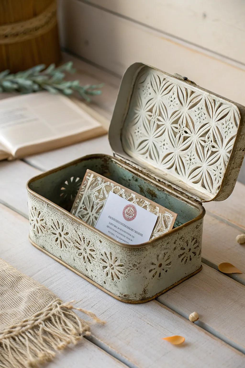 Elevate your gift card presentation with a charming vintage tin—each one tells its own story. #GiftGiving #VintageCharm